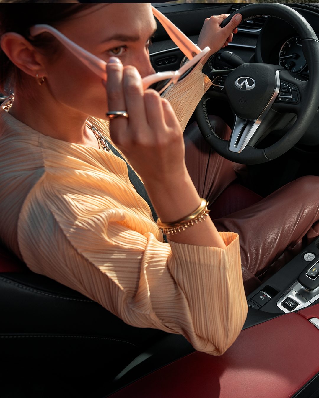Mujer disfrutando del viaje en su QX55