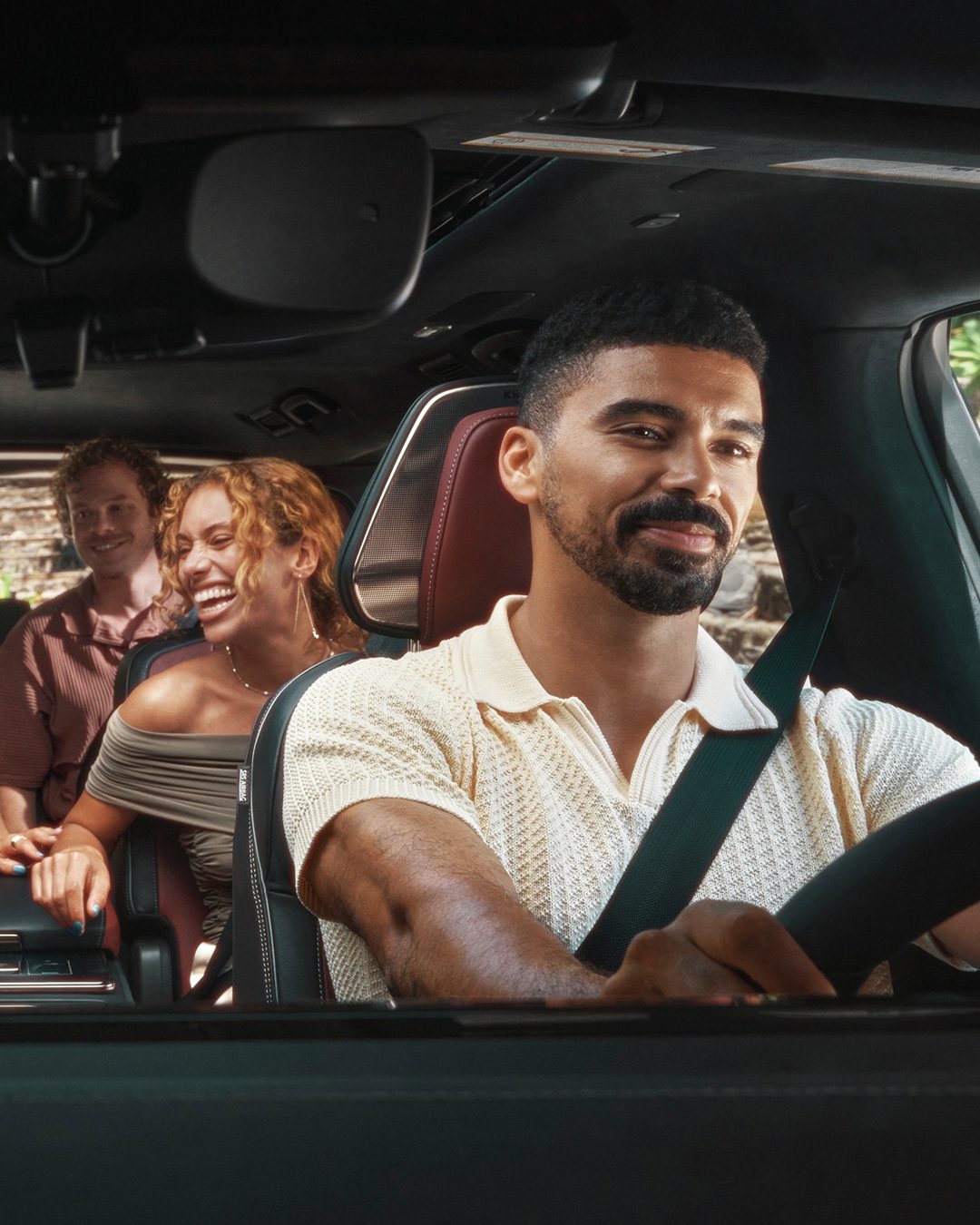 Amigos disfrutan su viaje en una QX80