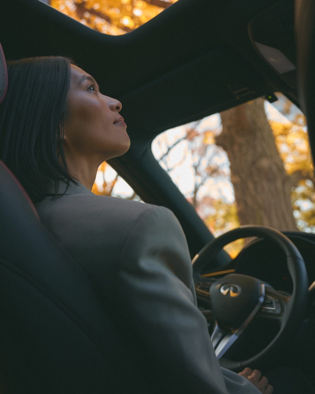 Mujer disfrutando de un viaje dentro de su QX55
