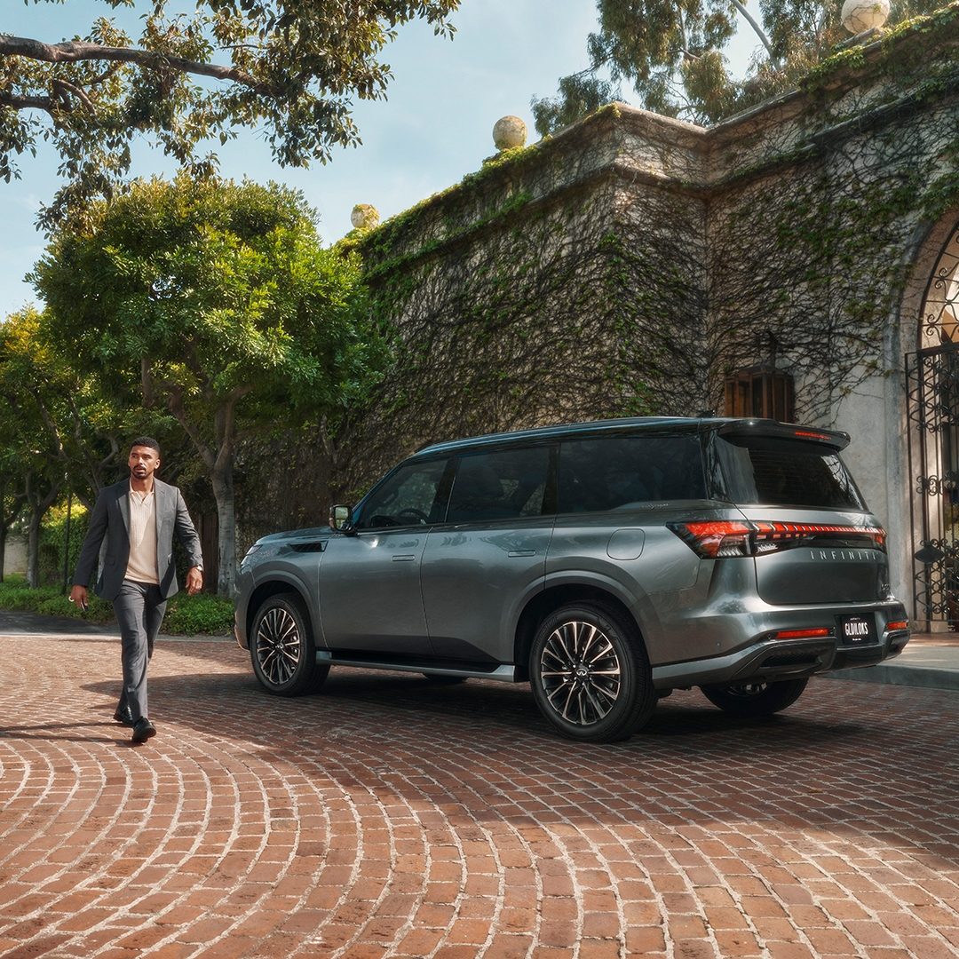 Hombre caminando frente a QX80