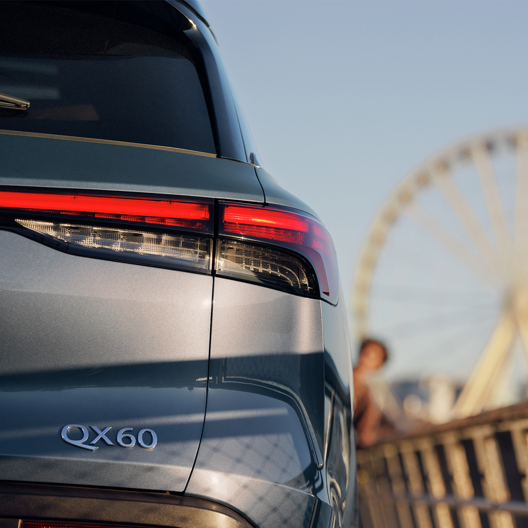 QX60 en el muelle estacionada 