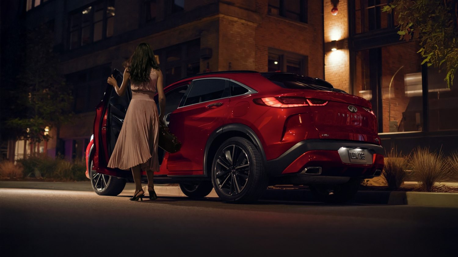 Mujer abriendo la pueta de su QX55
