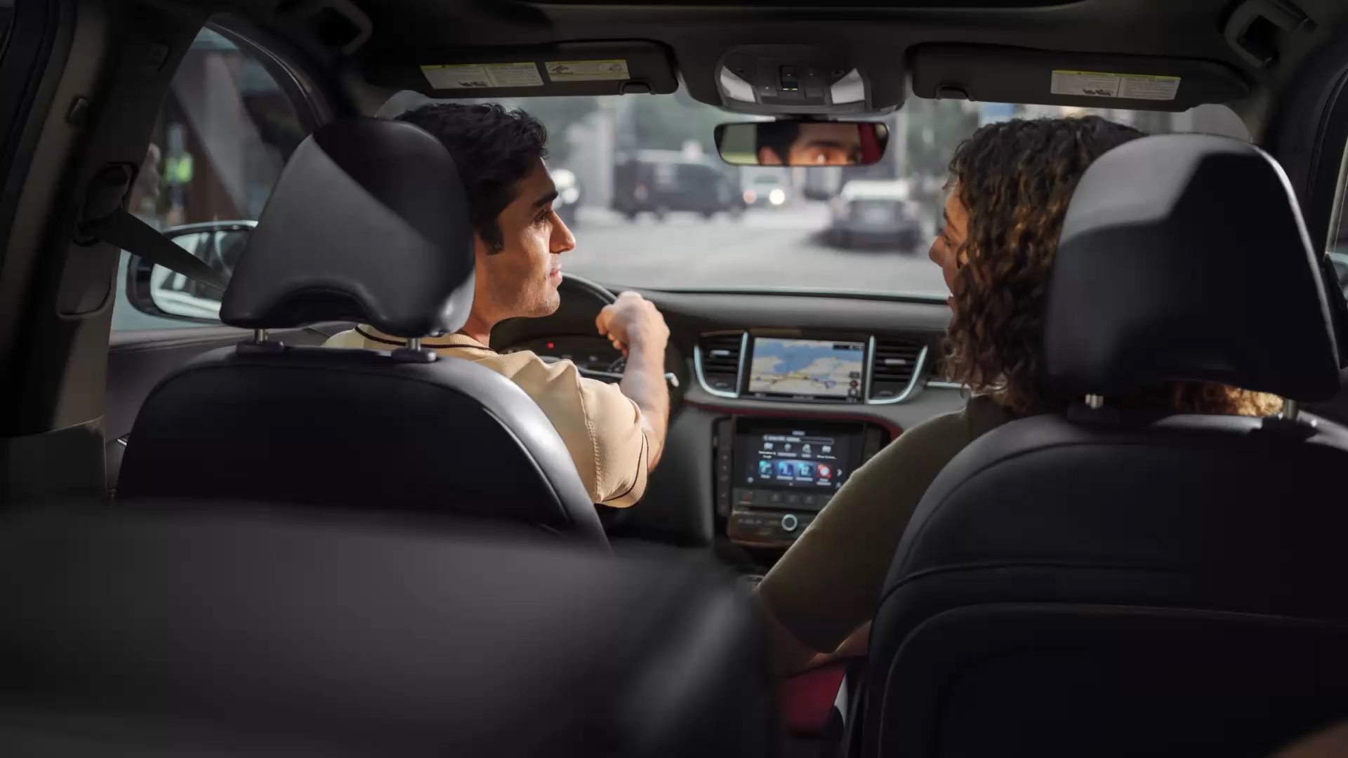 Hombre y mujer abordo de su QX50 