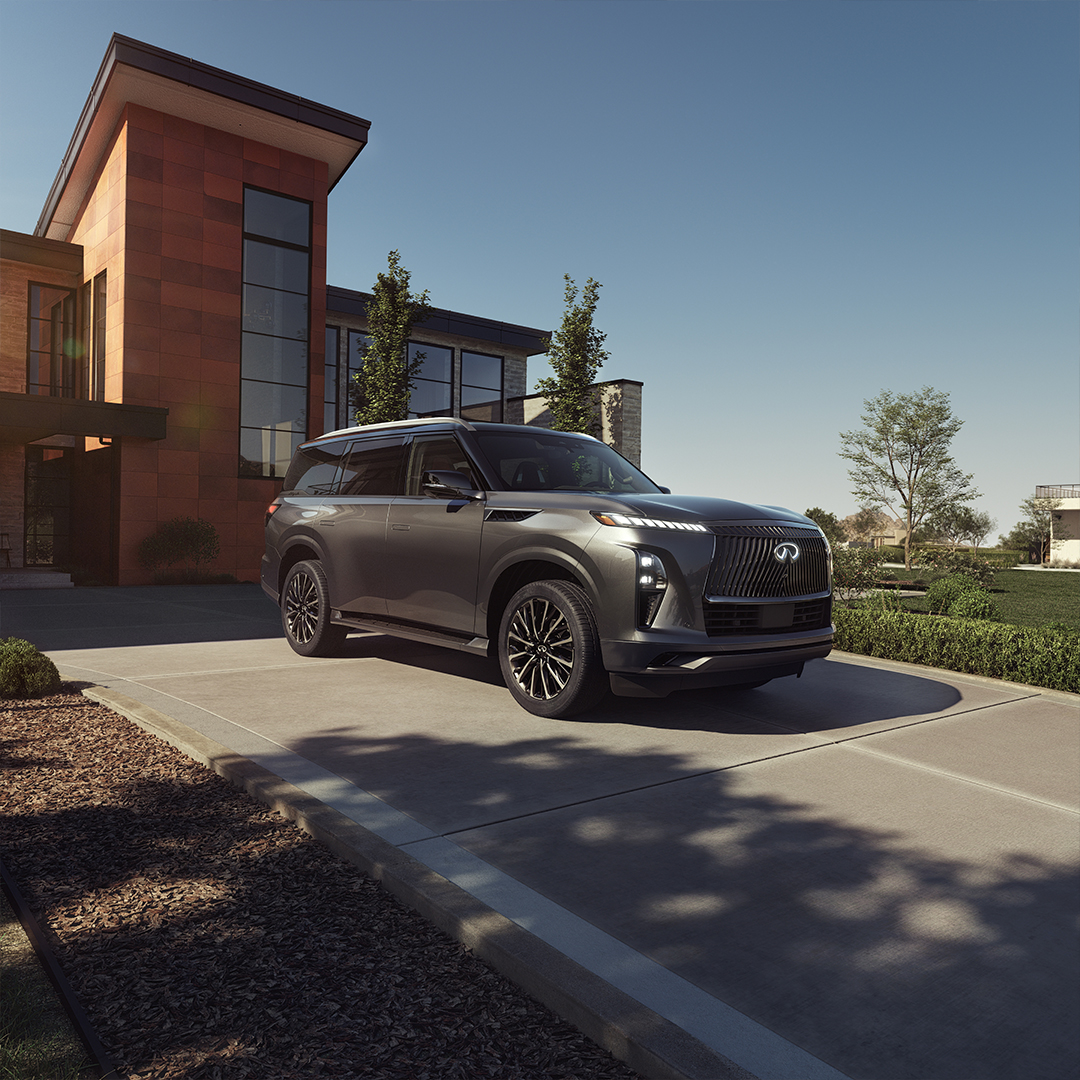 QX80 estacionada en la coche de su dueño