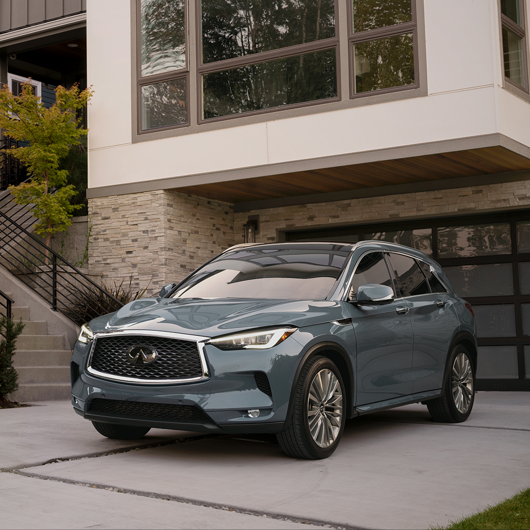 QX50 estacionada fuera de una casa