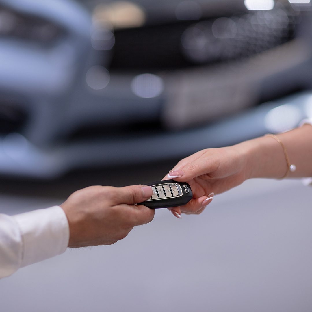 Mujer entregando sus llaves a experto de Centro de Servicio INFINITI