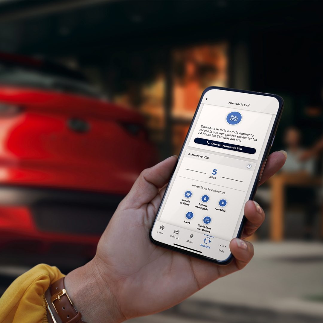 Mujer sostiene su celular con la aplicación MiINFINITI App para solicitar asistencia vial