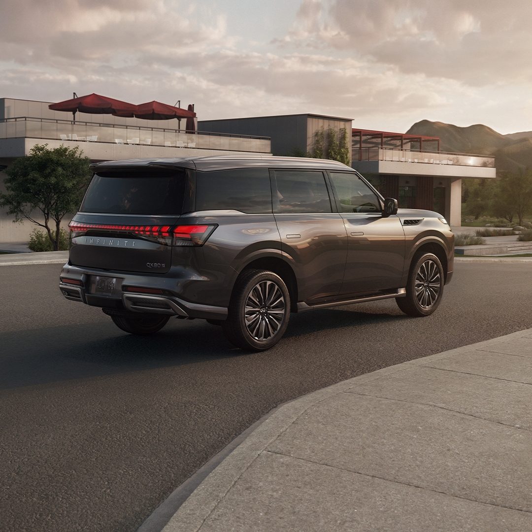 QX80 estacionada en la calle
