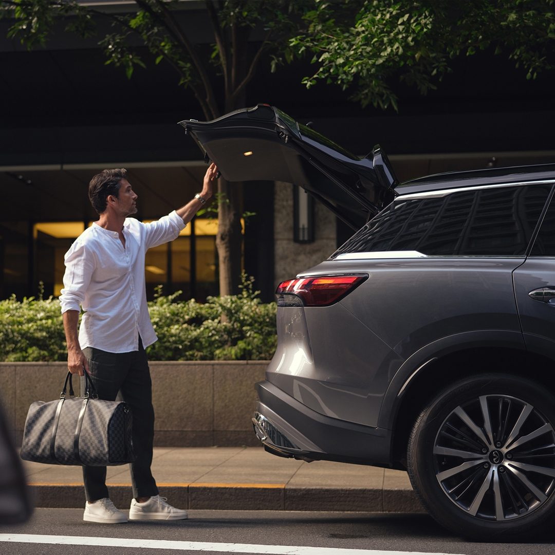 Hombre cerrando cajueda de su QX60