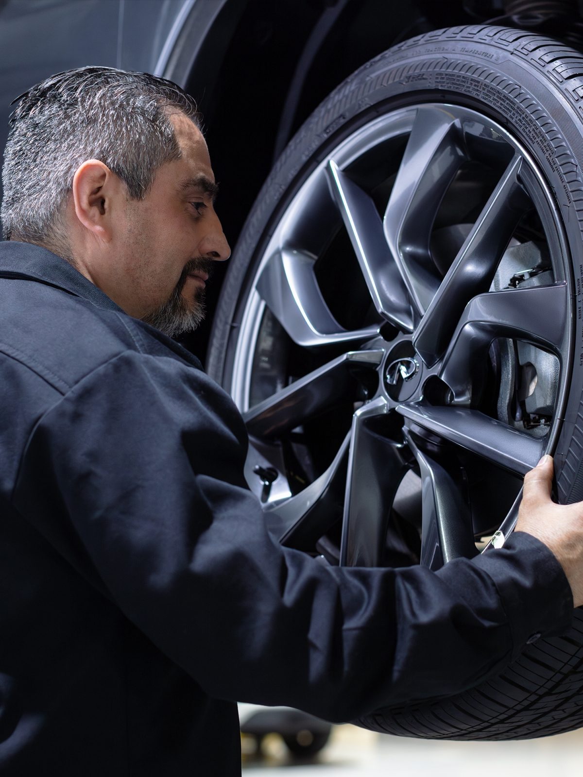 Expertcolocando llanta en QX50