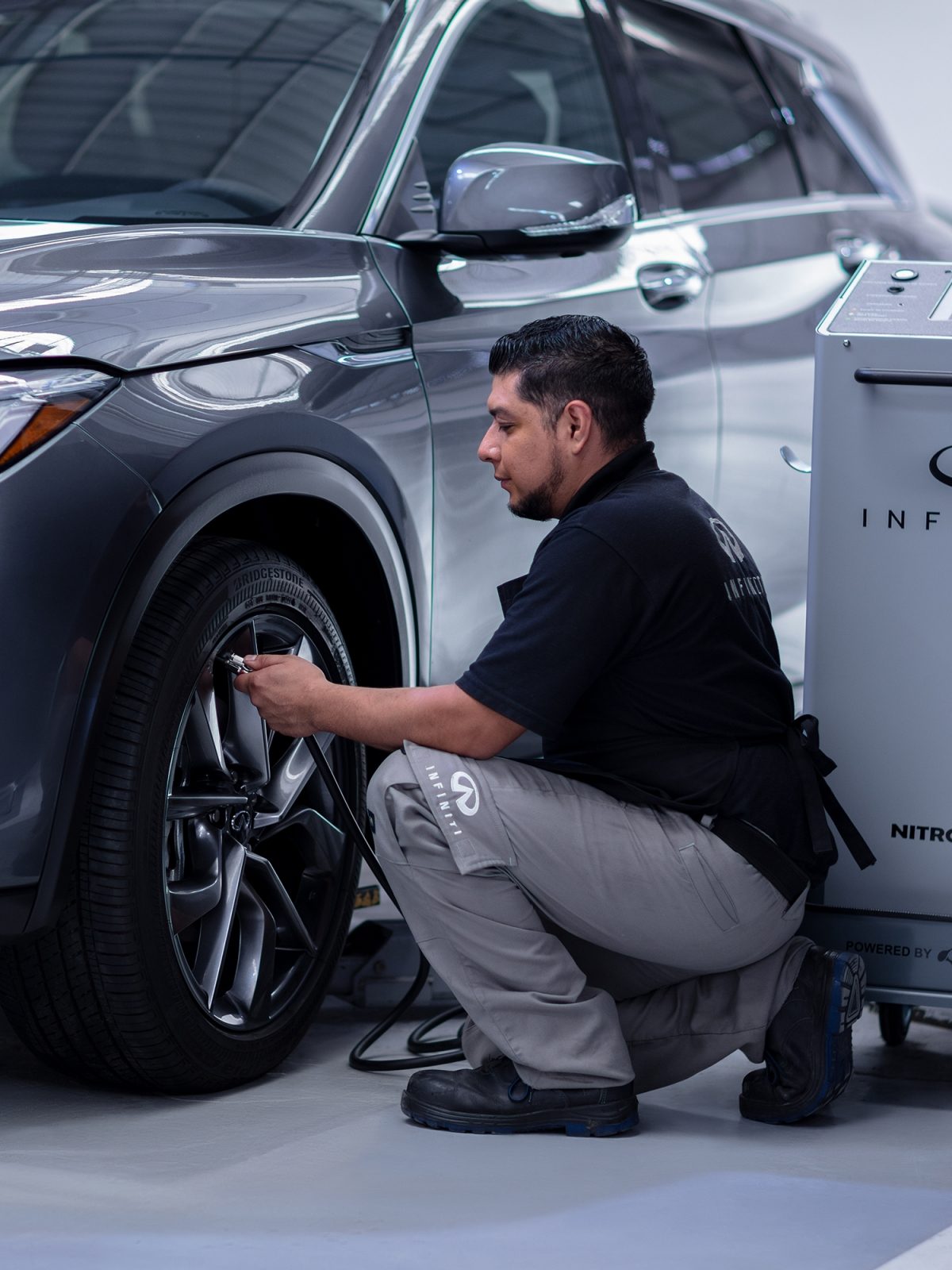 Experto inflando la llanta de una QX50 con nitrógeno