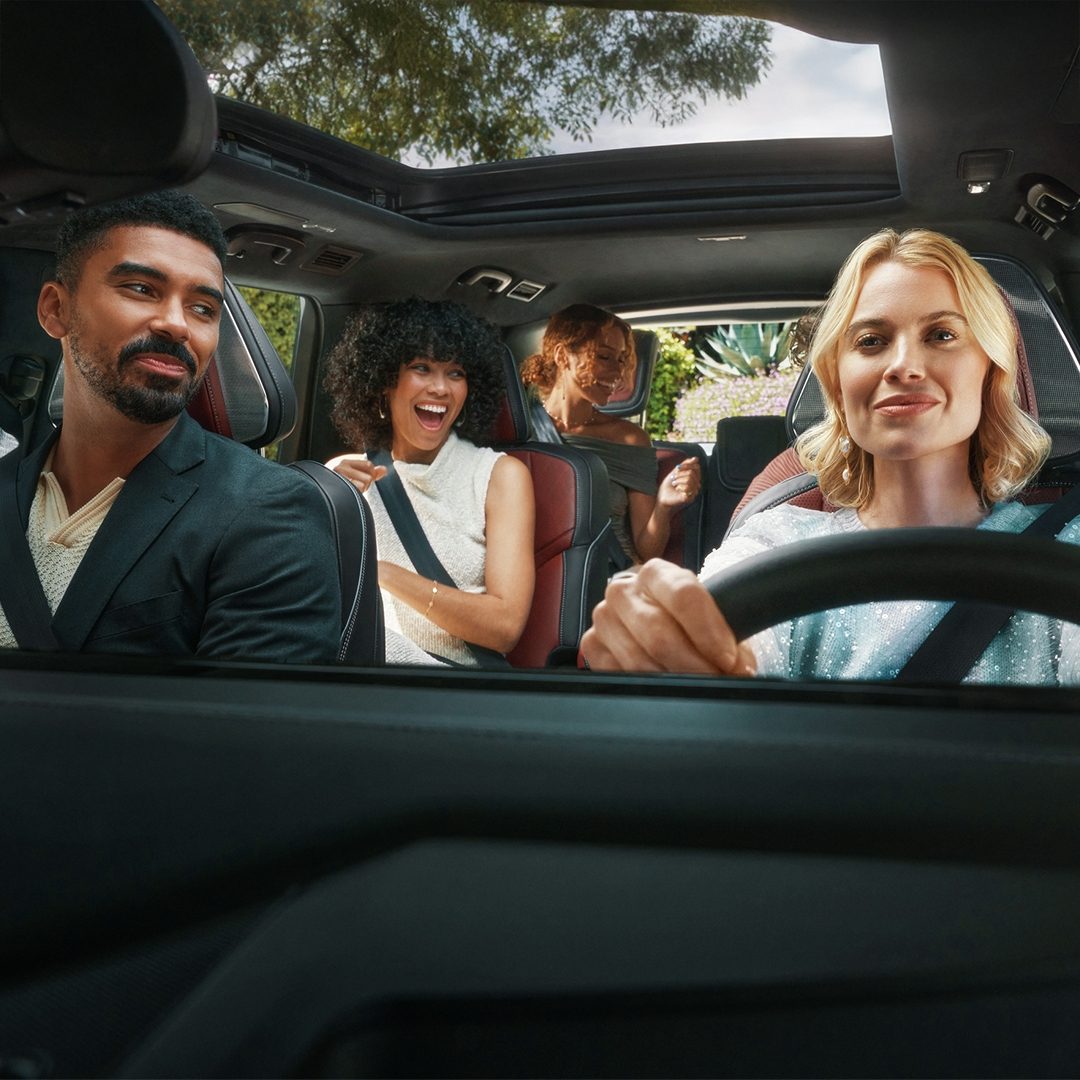 Familia abordo de QX80 2026, disfrutando de un paseo