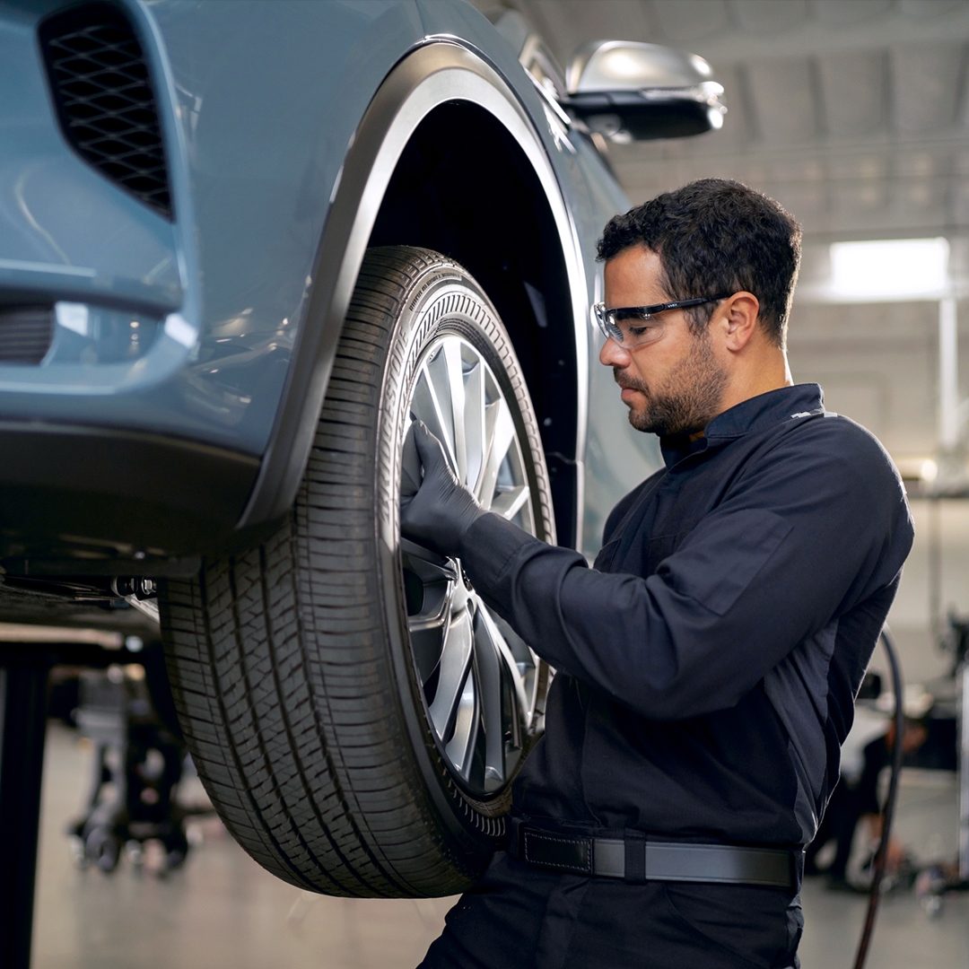 Experto en servicio, cambiando la llanta de un INFINITI