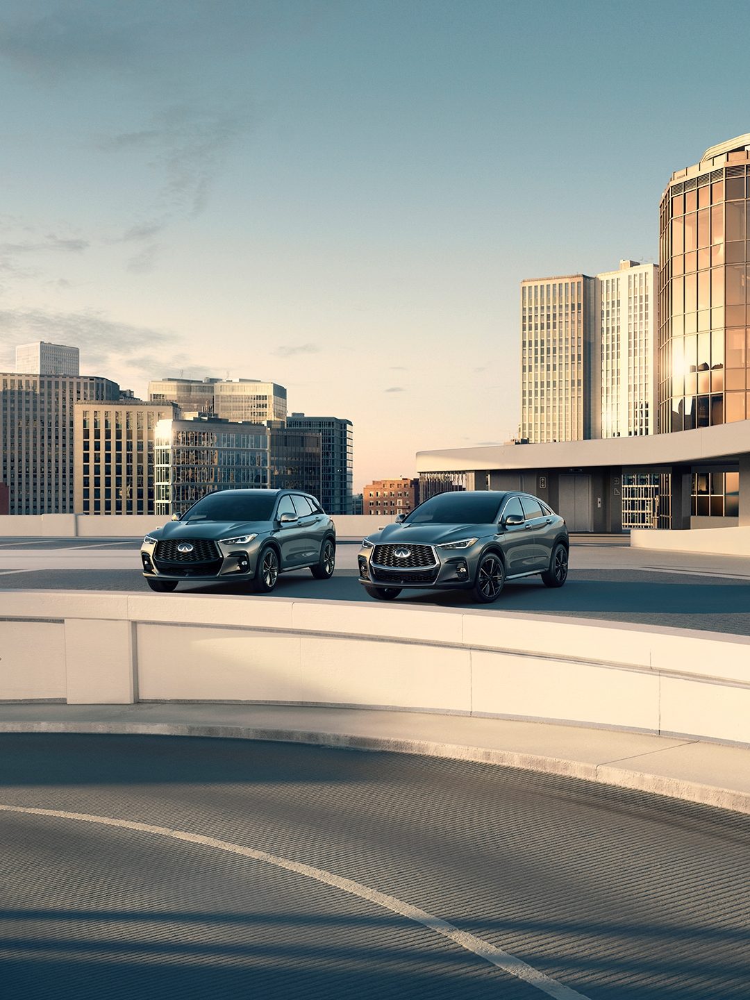 INFINITI QX50 Y QX65 estacionadas en exhibición