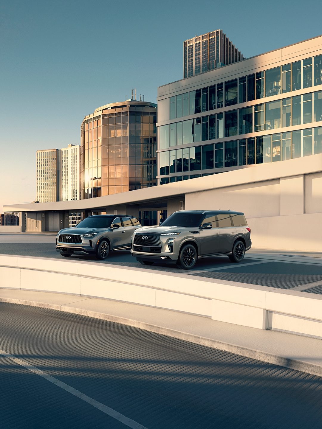INFINITI QX60 Y QX80 estacionadas en exhibición