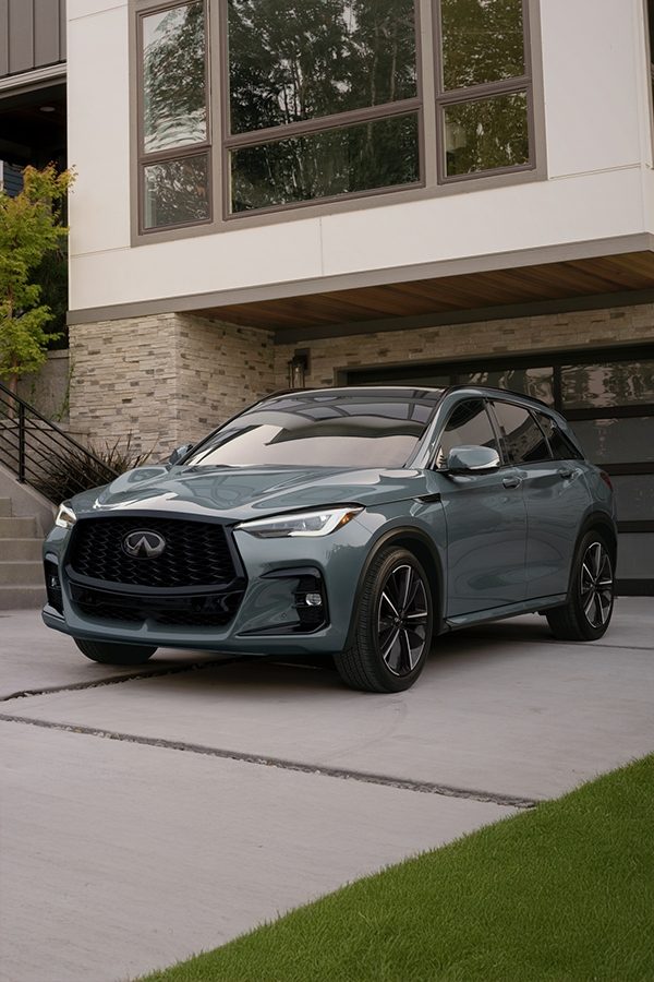 Conductor caminando hacia la SUV compacta INFINITI QX50