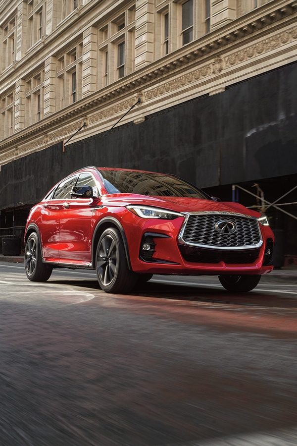 Conductor subiendo al crossover coupé INFINITI QX55 rojo