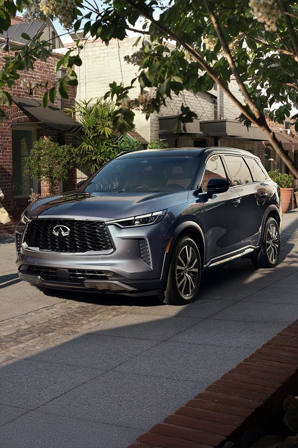 Una SUV INFINITI QX60 azul de 7 plazas